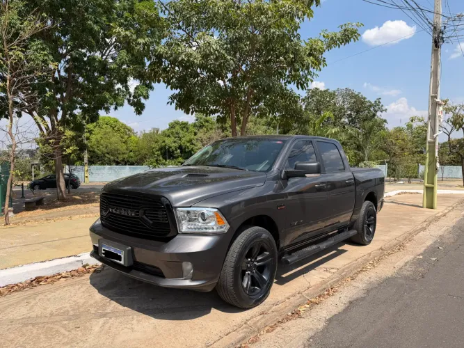 Ram Classic Laramie Night Edition 5.7 V8 16V Gasolina 4X4 Aut. 2022