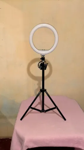 Ringlight pequeno para iluminação de estúdio ou fotografia.
