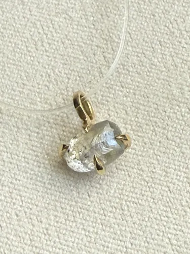 Pingente de ouro 18k com Diamanfe Bruto Natural de 1,65 quilates 