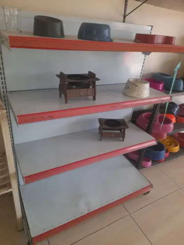 Vende-se prateleira!