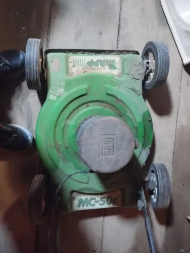 Máquina de cortar grama 