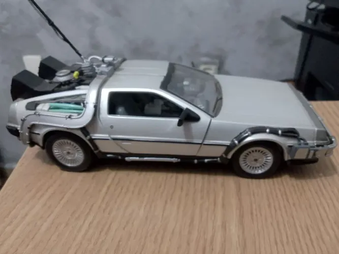 DeLorean escala 1 x 24