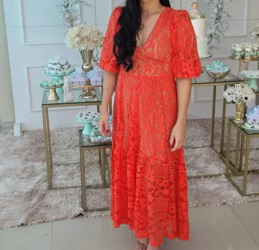 vestido na cor coral, rendado, marca AVERARA, tamanho 40
