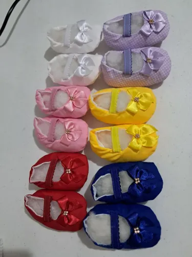 Vendo sapatinhos de bebê.