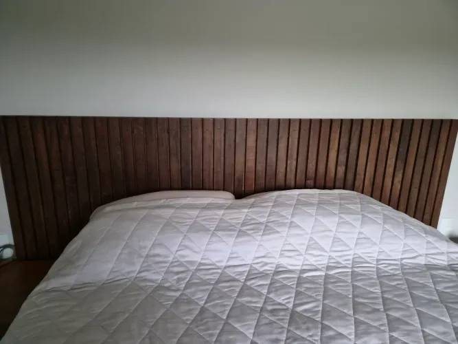 Cabeceira de Cama em Madeira Maciça Ripada - Design Moderno