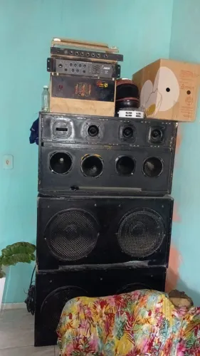 Vende se um som completa funcionando perfeitamente acompanha mesa 