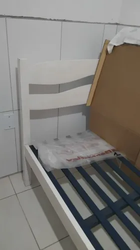 Cama de solteiro de madeira maciça. Mais colchão novo 300.00