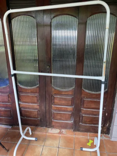 Arara de roupas  100 reais 