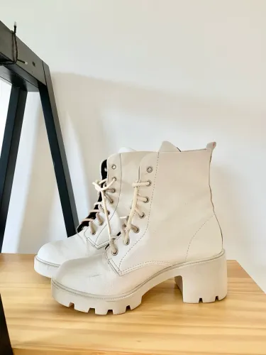 Bota / Coturno feminino tratorado em couro ecológico cor branco off white