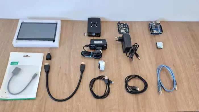 Kit Raspberry Pi 4 Model B 8GB + Tela Touch + Case com Cooler + Fonte e Acessórios