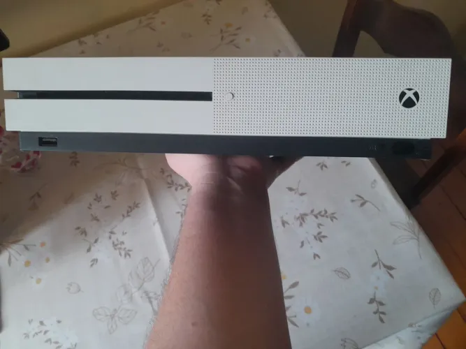 Xbox One S Branco com leitor de disco 1tera de armazenamento