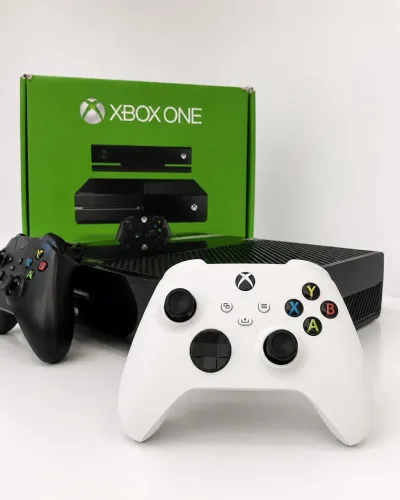 Xbox One 2 Controles, 15 jogos & Único dono.