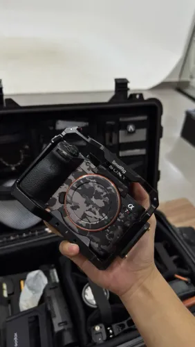 Sony A7R III com skin + Smallrig cage