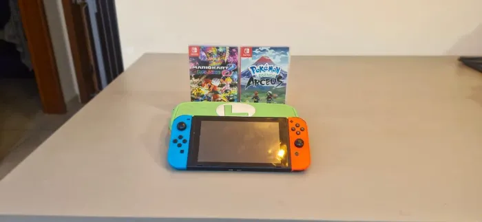 Nintendo switch v2 +Mario kart + pokemon legend arceus + case. Usado
