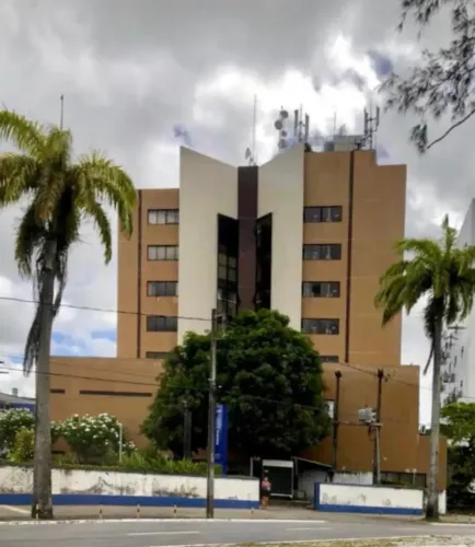 Sala Comercia mobiliada a venda no edifício Newton Almeida, com 46m²; R$ 185 mil. 3° andar