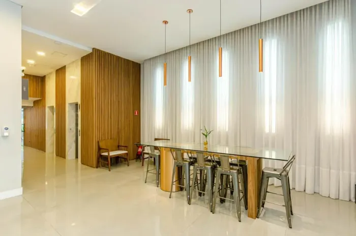 Studio mobiliado em condomínio Clube no Centro de Curitiba