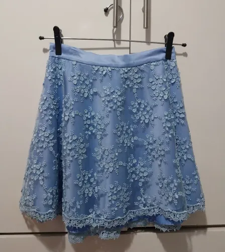 saia azul com renda bordada