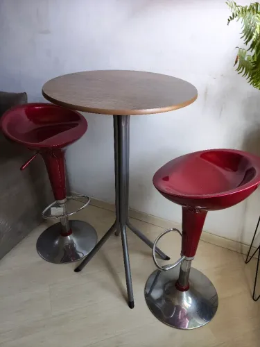 Mesa com duas banquetas giratórias 