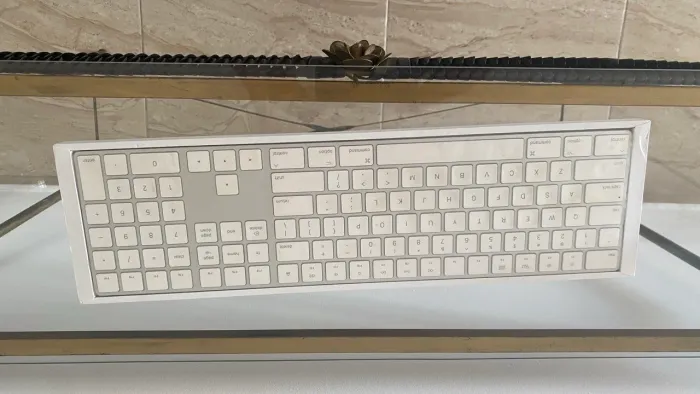 Teclado Apple QWERTY Aula Blue inglês UK cor branco