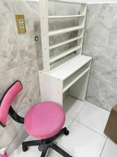 Mesa manicure com expositor/ cadeira vai de brinde 