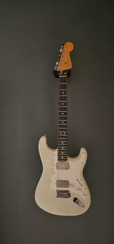 Guitarra Fender BlackTop MIM com BareKnucle The Mule