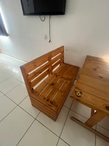 Mesa de Palete com 2 Bancos 