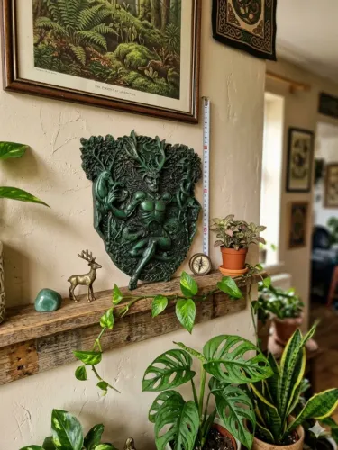 Placa Cernunos em resina verde