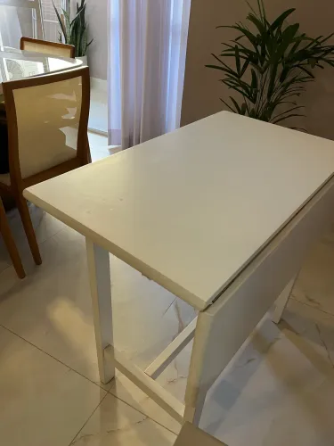 Mesa dobrável com 4 banquetas