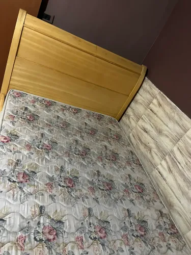 Linda cama de viúva em madeira pura com colchão D33 Ortobom 