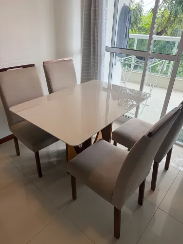 Mesa com 4 cadeiras