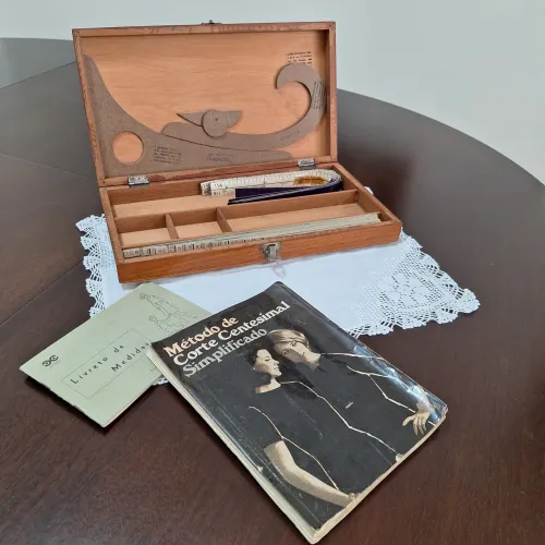 ESTOJO DE MADEIRA COM KIT DO MÉTODO DE CORTE E COSTURA CENTESIMAL VINTAGE