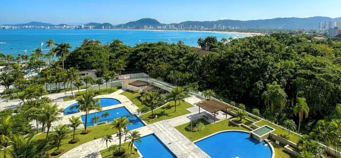 Apartamento à venda no condomínio Tortugas na praia de Guarujá.