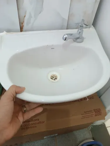 Pia para banheiro com torneira