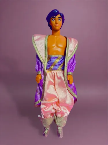 Boneco Aladdin em roupa rosa 