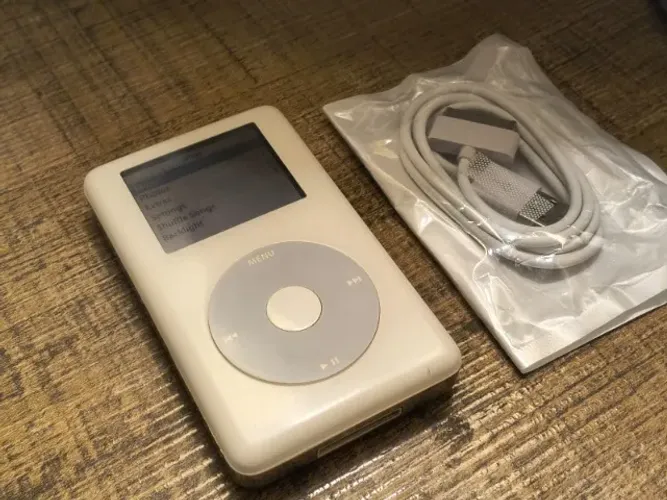 iPod Classic 4ª Geração Colorido - 128GB - bateria nova + cabo