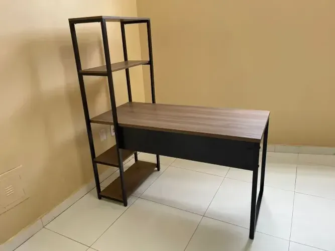 Mesa de Escritório com Prateleiras Estante - (NOGAL + PRETO) PROMOÇÃO!!