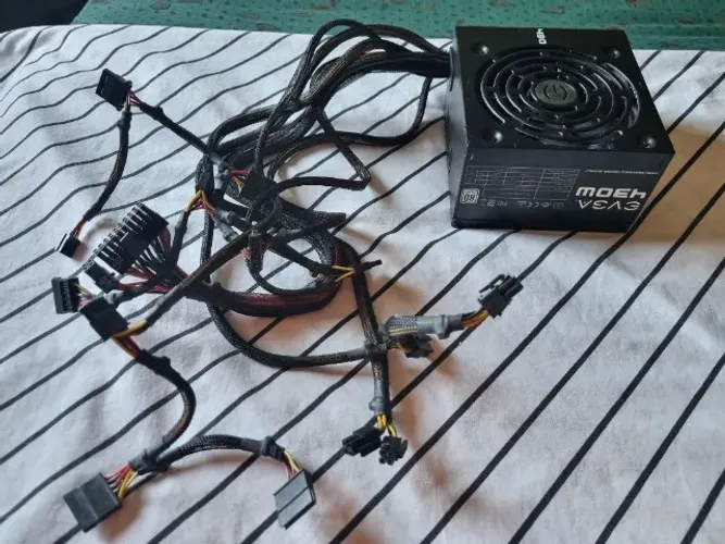 Fonte EVGA 430w usada e sem cabo de energia