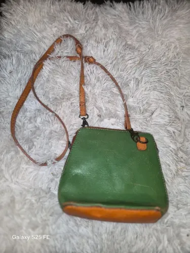 bolsa verde com detalhes amarelos