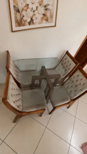 Mesa em madeira ,de vidro com 4 cadeiras