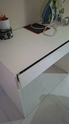 Mesa Branca com Gaveta para Escritório ou Quarto - R$ 290