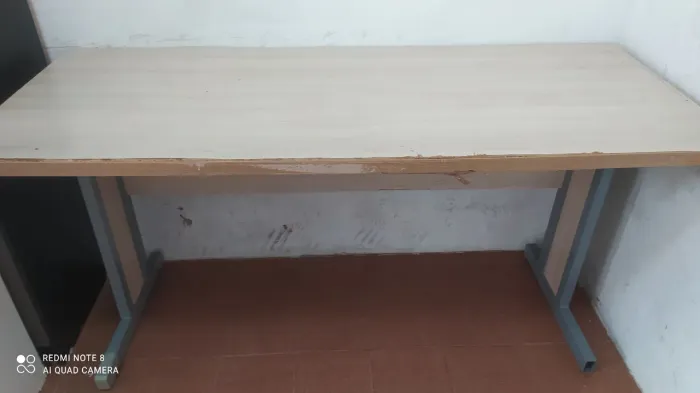 Mesa bege com 1 metro e meio de comprimento e 60 cm de largura .