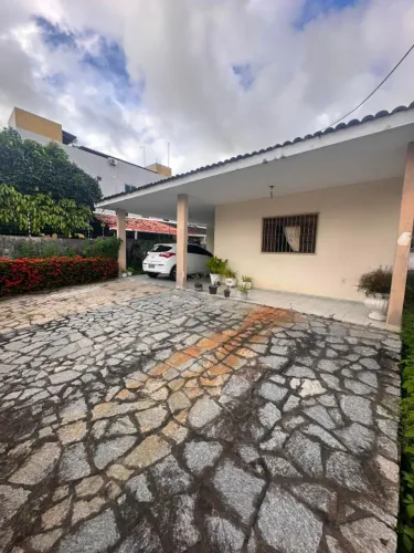oportunidade casa nos bancários com três quartos próximo ao supermercado Bemais