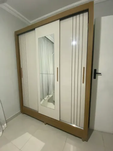 Guarda roupa novo três portas com espelho