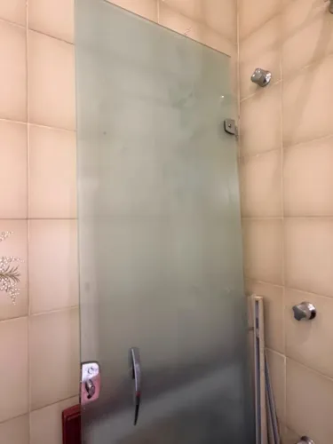 Porta de Blindex jateada com fechadura