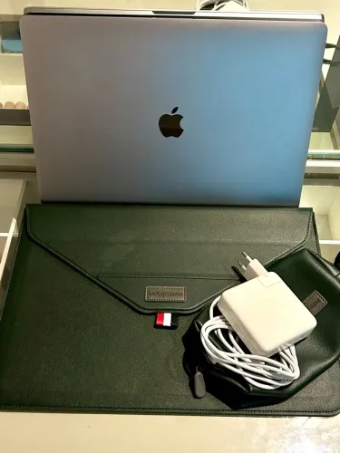 MacBook Pro 15 intel i9 TouchBar 32GB RAM Radeon Pro 560X 4Gb