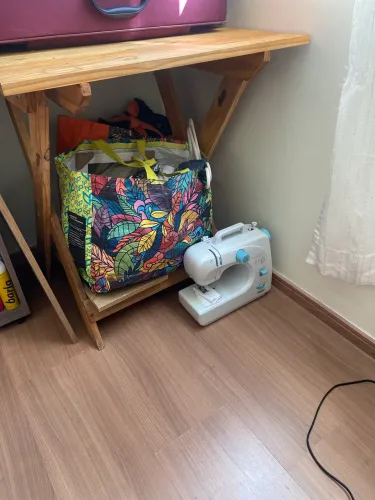 Vendo, mesa com 4 cadeiras multiuso, uma multiuso