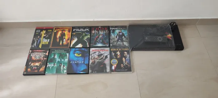 Aparelho de DVD plilips com controle e 10 filmes em DVD
