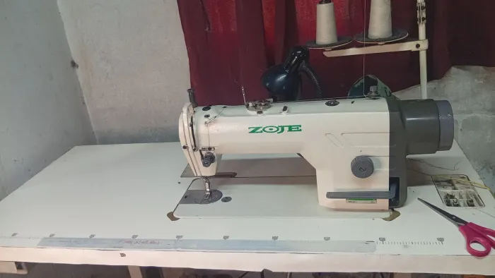Máquina de costura Reta Zoje eletrônica