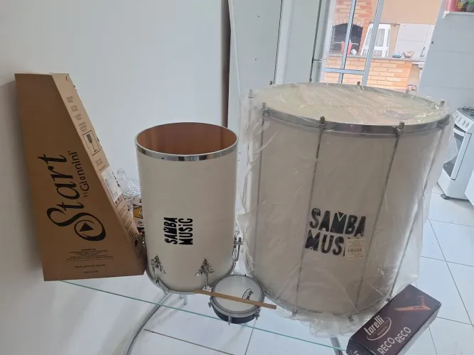 Instrumento de percussão com cavaquinho