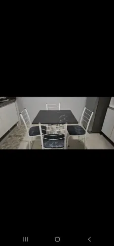 Vendo mesa de cozinha com 4 cadeiras